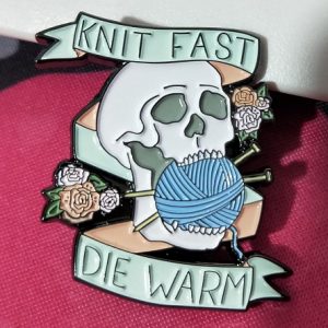 Skull yarn brooch